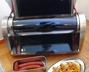 Den kraftfulla GoSun Grill håller kvar värmen i flera timmar. Tillräckligt för att maten ska kunna bli klar trots att solen går ner.